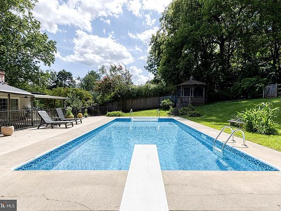 3rd image of 114 Hillside Rd