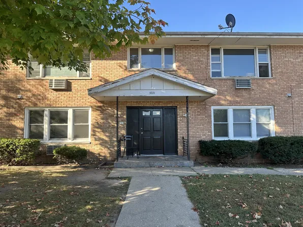 3221 Holiday Dr, Rockford, IL 61109