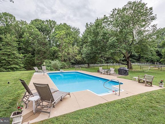 4th image of 11431 Fairfax Dr
