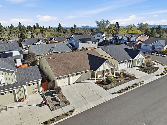 4th image of 1227 NE Hoover Loop