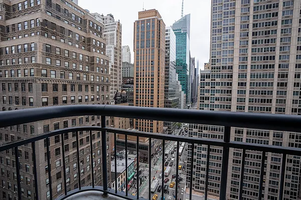 Rented by Greystar | media 10