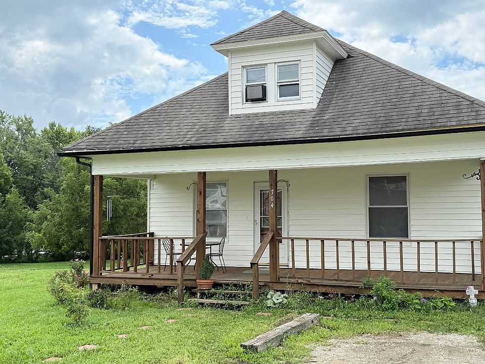1st image of 704 W Main St