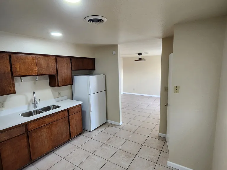 2235 S Maple Ave — Photo 11