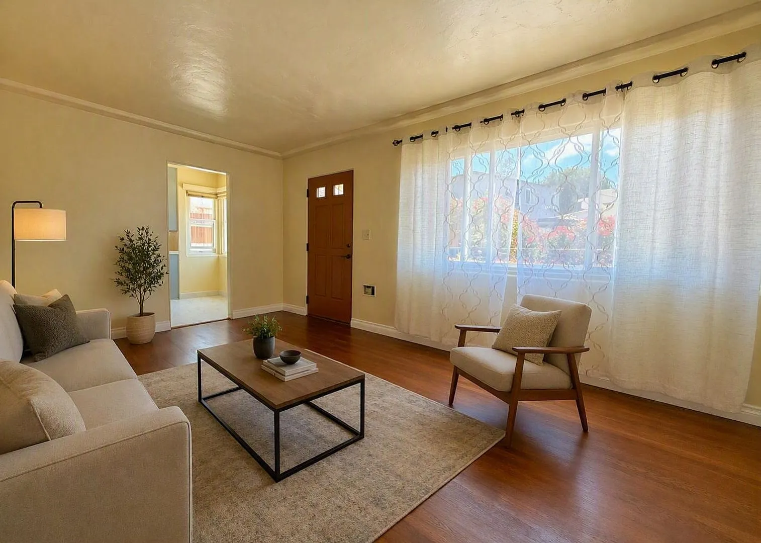 Great Tucked Away Location in Bankers Hill! Cozy Two Bedroom! Shared Outdoor Space! — Photo 4
