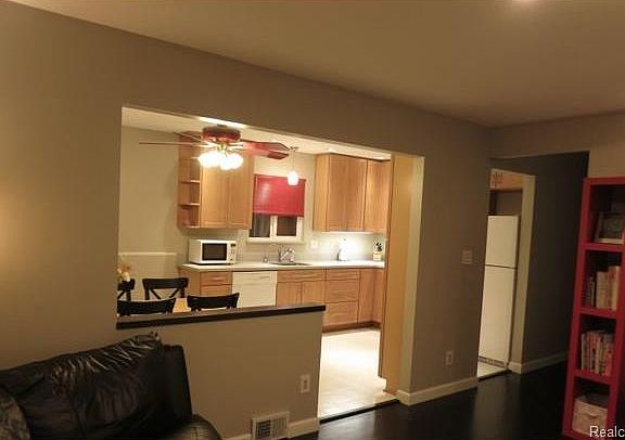 5th image of 32445 Warner Dr
