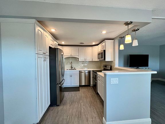 2nd image of 467 Wellington J