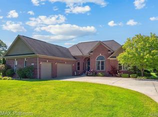 218 W Auburn Trl, Brighton, MI 48114