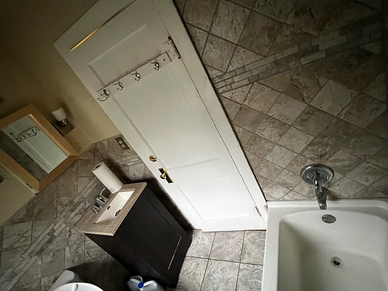 722 Queen Anne St — Photo 2