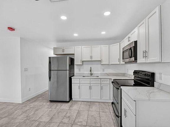 3rd image of 917 W 2nd St