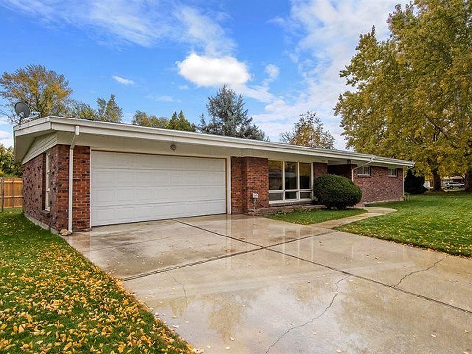2 car garage and entry into Kitchen from the garage