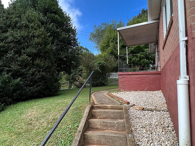 597 Emma Rd — Photo 5