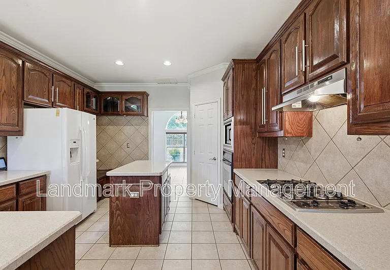 2115 Lexington Dr — Photo 10