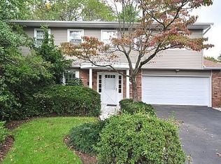 1 Valley Ln W, Valley Stream, NY 11581