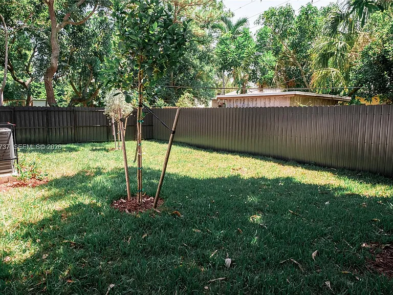 2522 NW 9th Pl — Photo 37