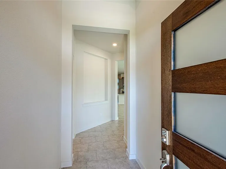 608 Saturnia Dr — Photo 3