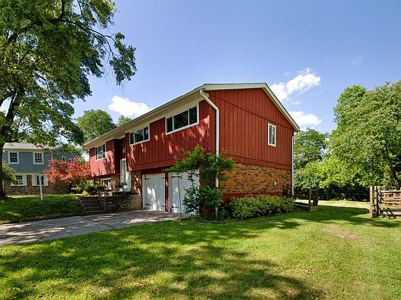 3rd image of 7870 Blackthorn Dr