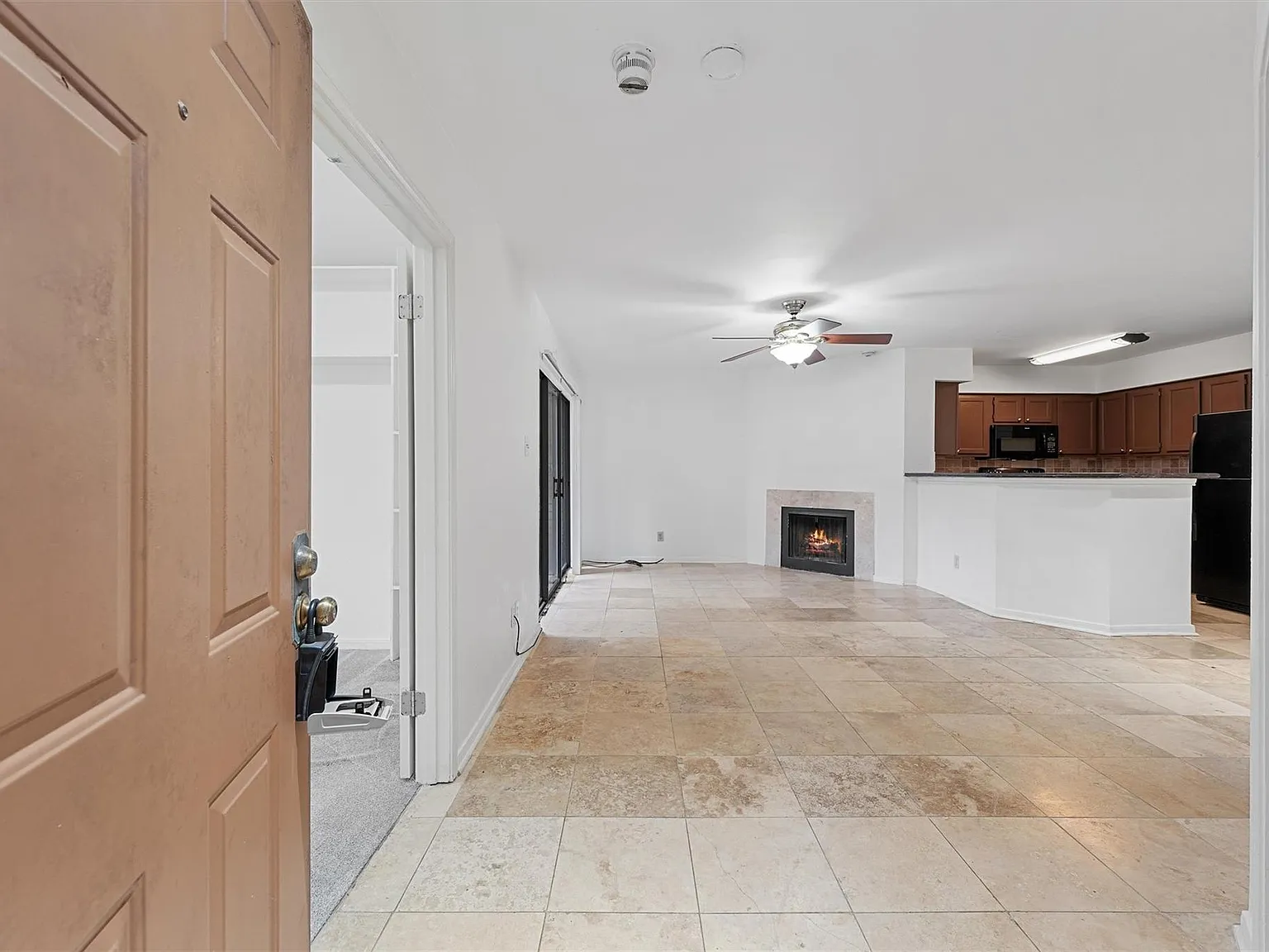 2 bed, 1.0 bath, 838 sqft, $1,150 — Photo 1