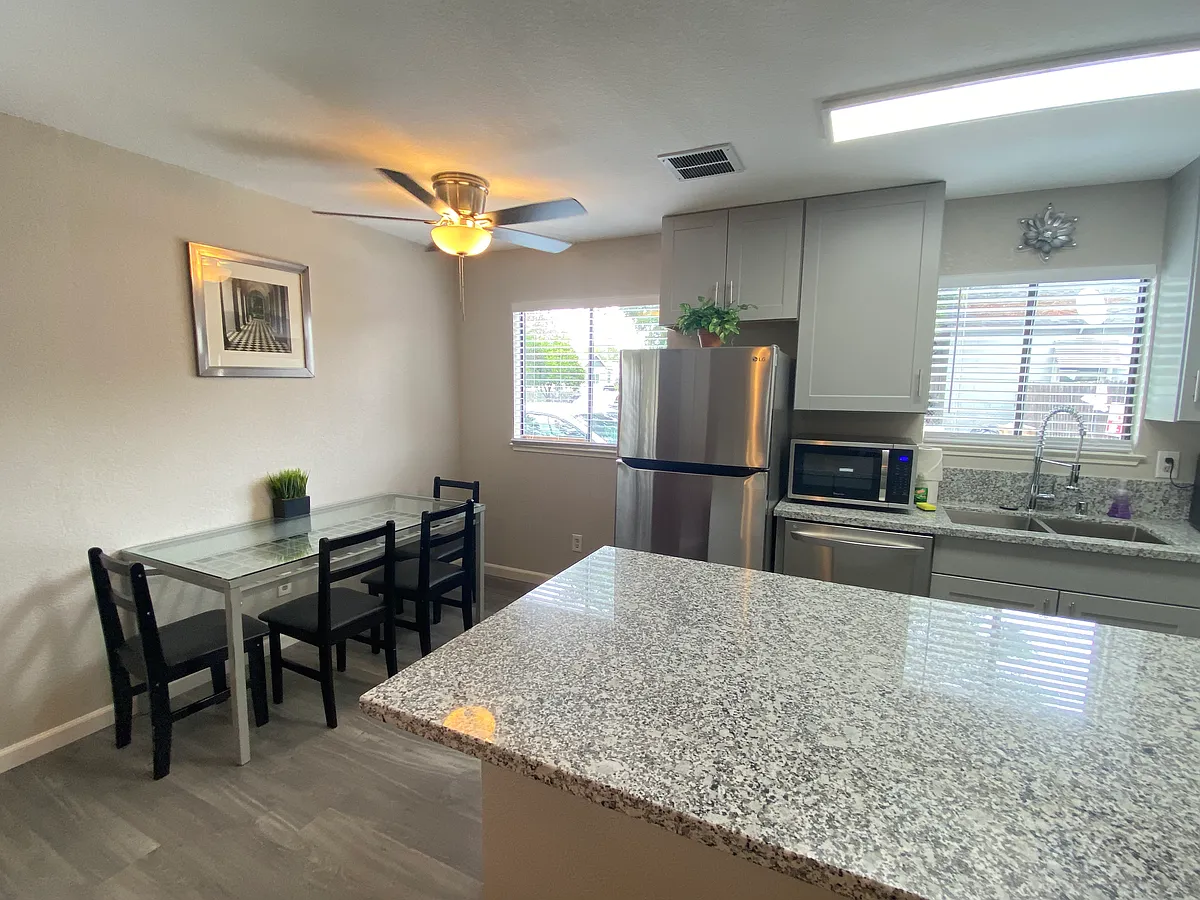 Building Photo - 523 B St #1