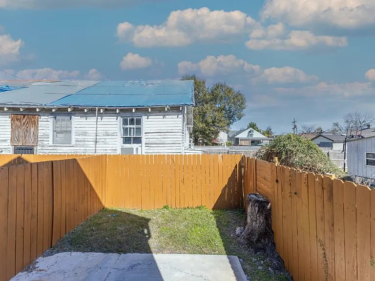 2329 Columbus St — Photo 13