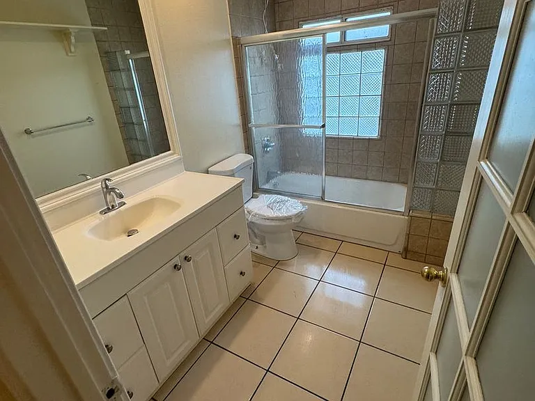 540-570 S Highland Dr — Photo 15
