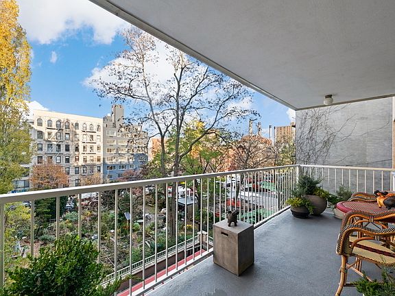 4th image of 525 E 11th St APT 5A