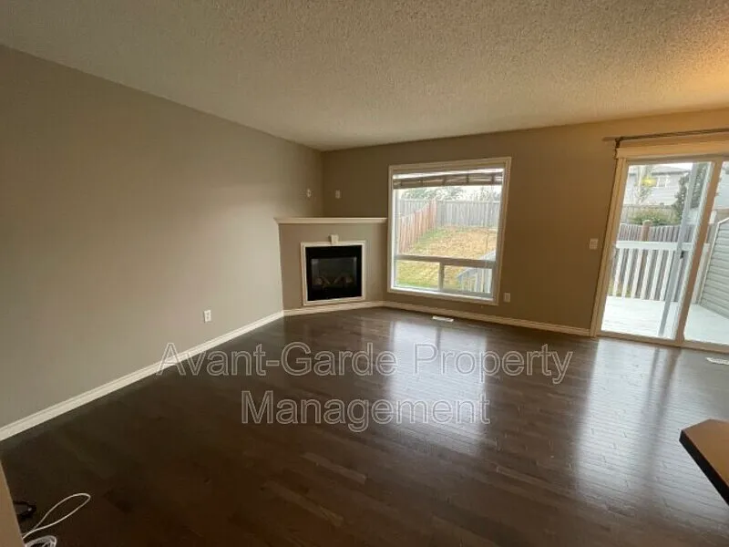 3 bed, 2.5 bath, 1300 sqft, $2,195 — Photo 2