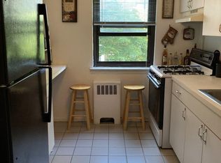 46 Terrace Cir APT 2A, Great Neck, NY 11021