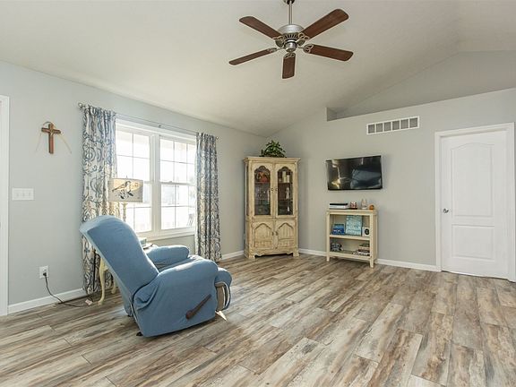 4th image of 56901 Virginia Dr