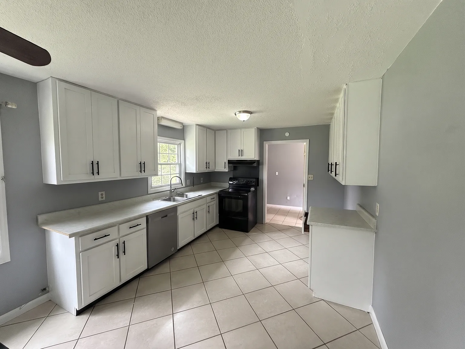 3 bed, 1401 sqft, $1,550 — Photo 4