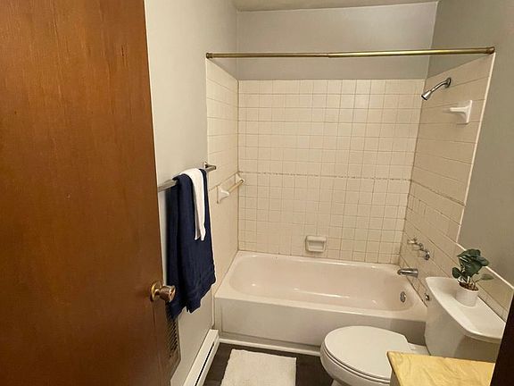 2nd image of 1053 S Jackson St APT 7