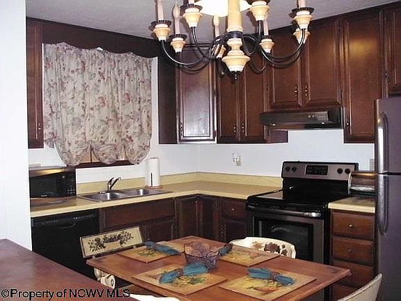 Kitchen before renovations. 
