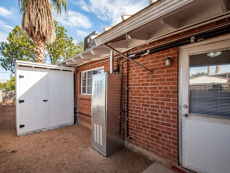 2402 E Copper St — Photo 17