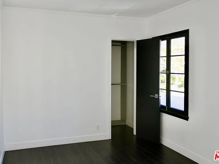 8216 Willoughby Ave — Photo 9