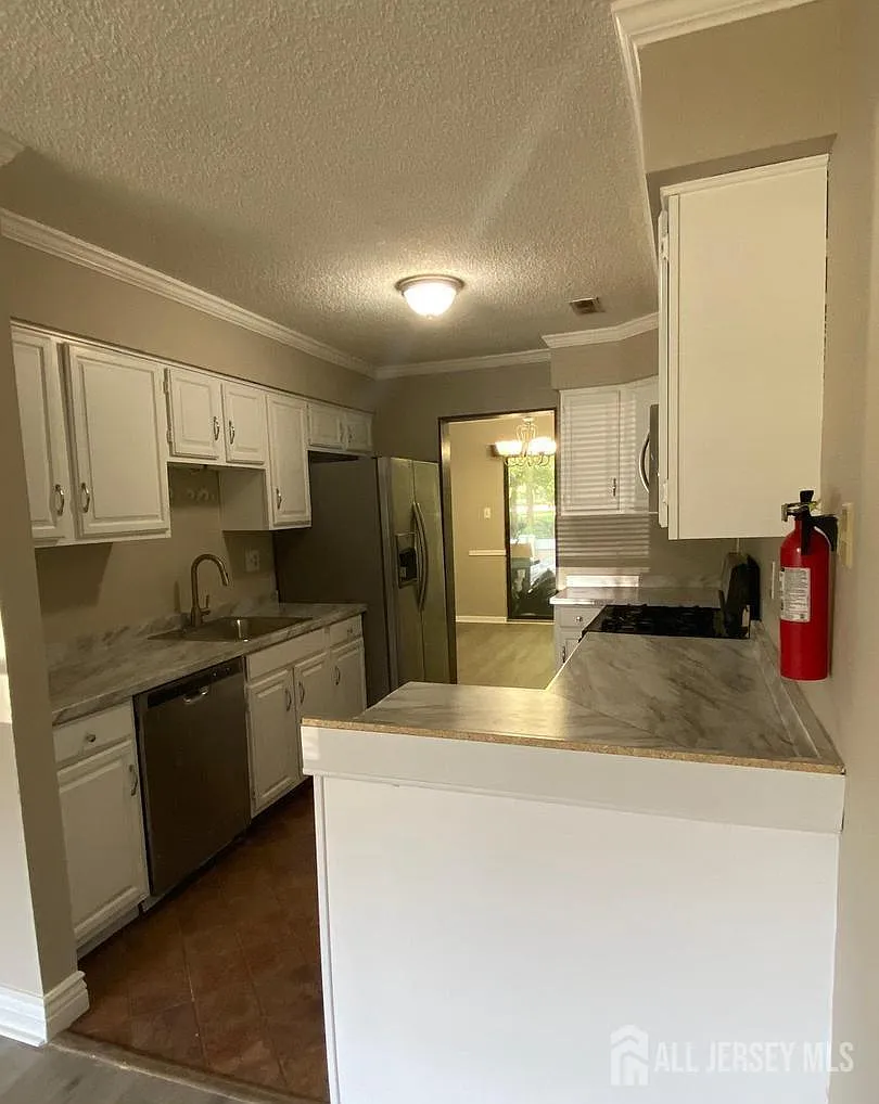 3 bed, 2.5 bath, 1844 sqft, $3,200 — Photo 3