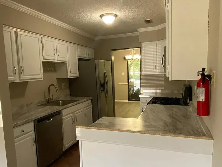 254 Hampshire Dr — Photo 3