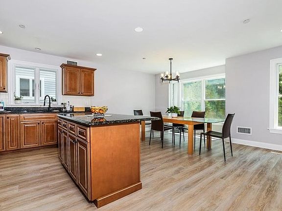 5th image of 186 Woodside Ave #3