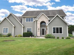 13310 Crestwood Ct, New Berlin, WI 53151