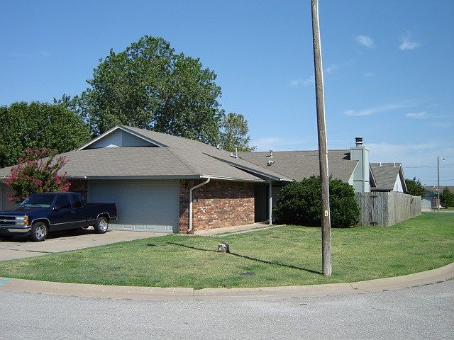 2nd image of 601 NW 121st St