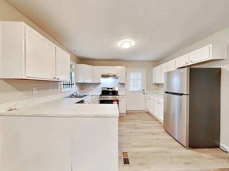 729 Cooper St SW — Photo 5