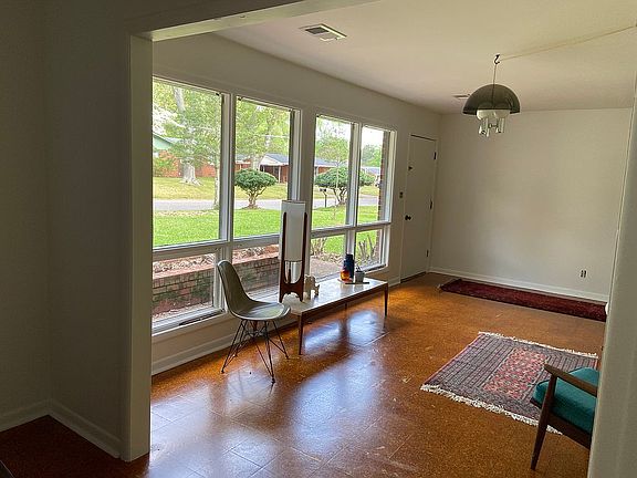 5th image of 917 Woodall Ln NW