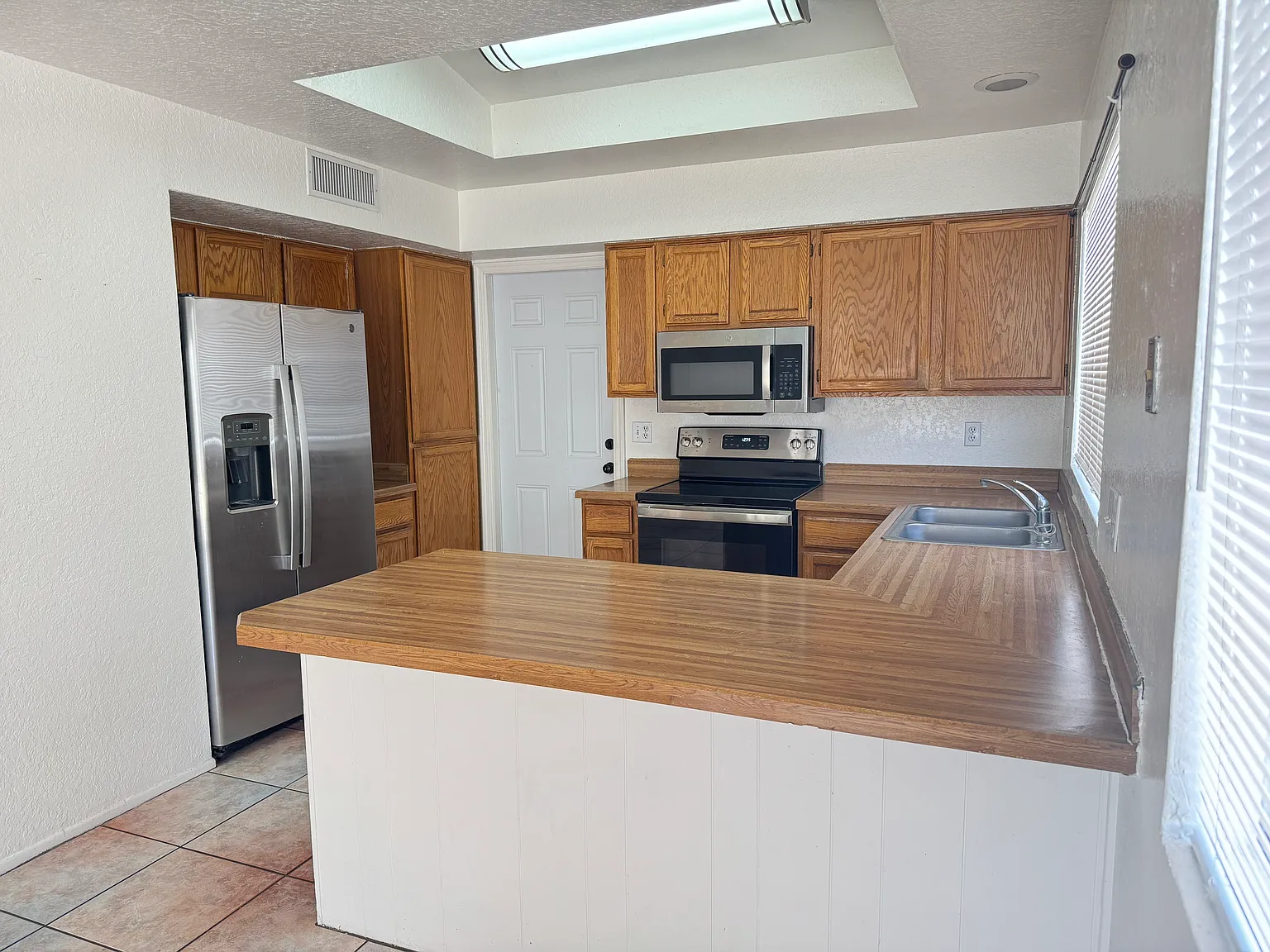 3 bed, 1400 sqft, $1,750 — Photo 2