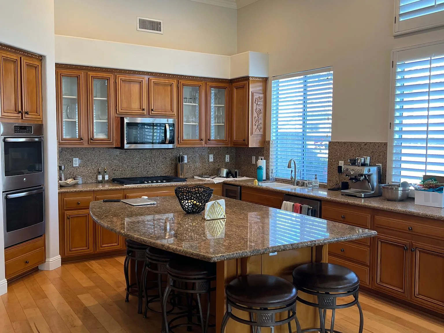 4 bed, 2519 sqft, $6,950 — Photo 4