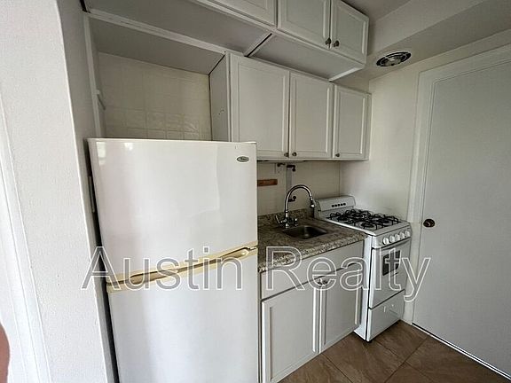 2nd image of 341 Des Peres Ave APT F
