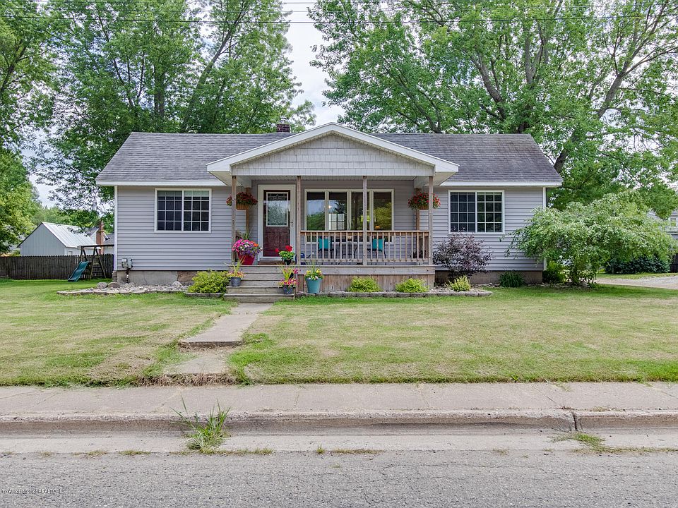 1st image of 200 Oakwood St