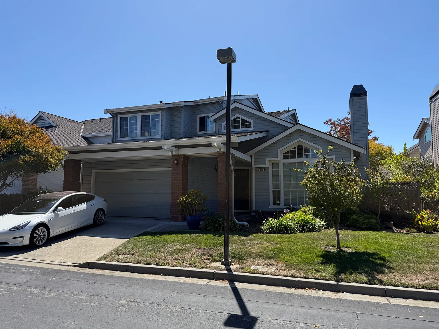 4 bed, 2390 sqft, $7,800 — Photo 3