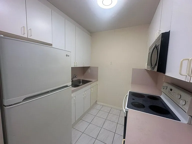 2170 NE 51st Ct #B25 — Photo 2