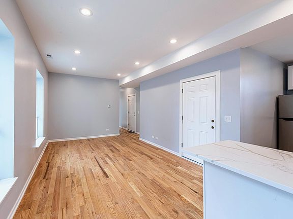3rd image of 1016 W Ainslie St APT 2