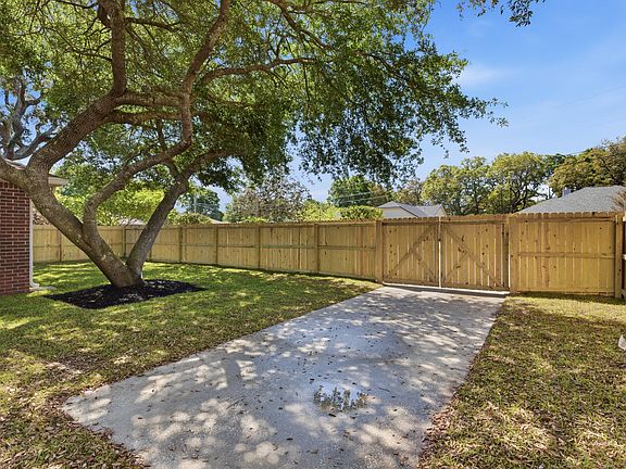 4th image of 2775 Riverside Landing Dr