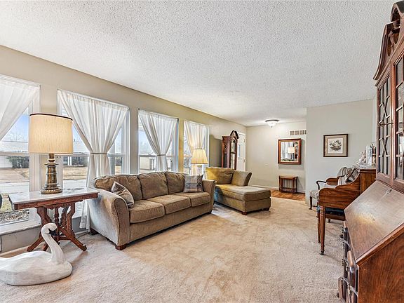 4th image of 1825 Pickfair Dr