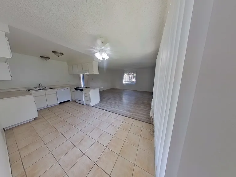 521 N. Tustin Ave — Photo 17
